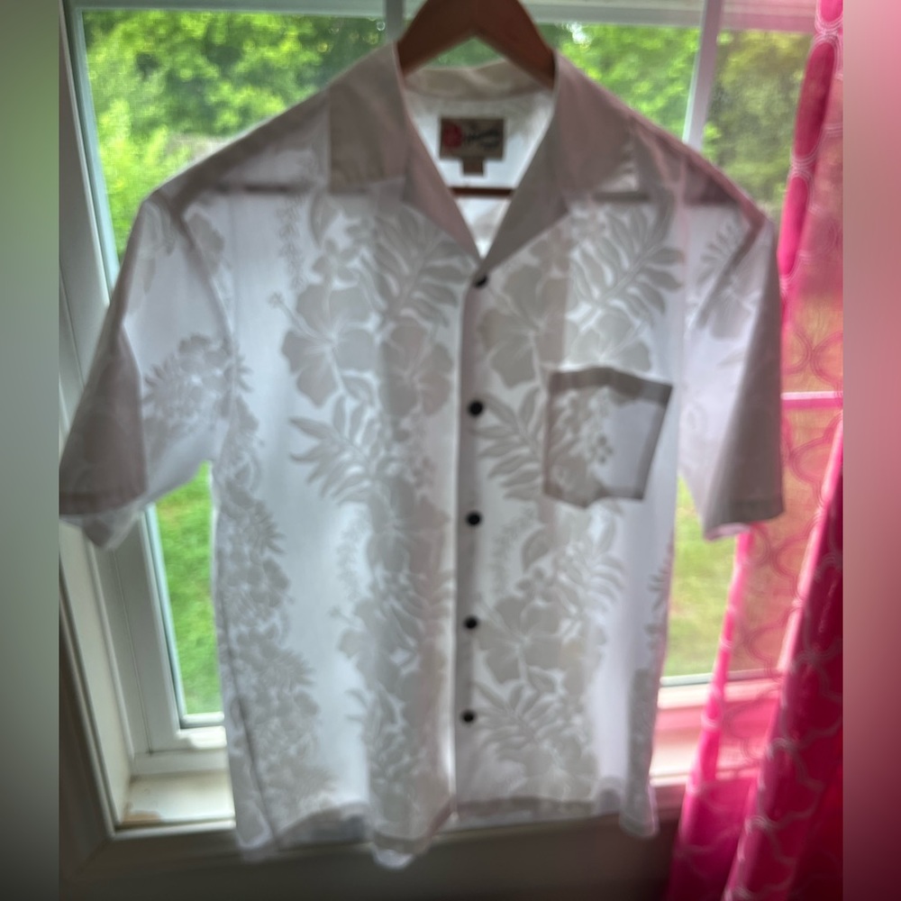 Hilo Hatties Men’s White on White Hawaiian Shirt Size M